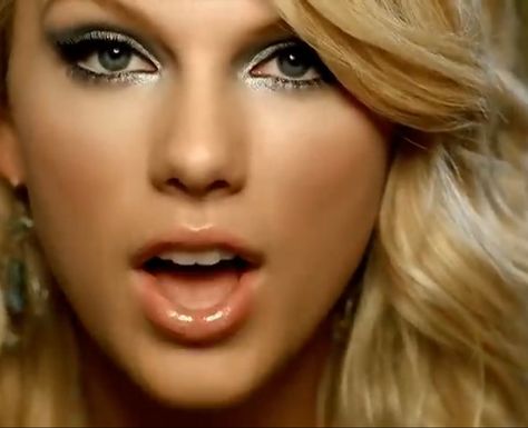 Taylor Swift Eyeshadow, Taylor Swift Our Song, Debut Taylor Swift, Debut Taylor, Taylor Swift Makeup, Fall Eyeshadow Looks, Young Taylor Swift, Concert Makeup, Taylor Outfits