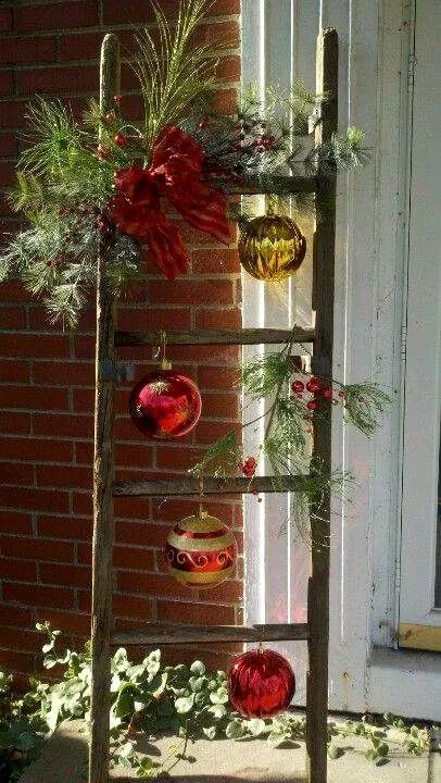 Christmas Ladders Ideas, Christmas Ladder, Vintage Christmas Tree Decorations, Dollar Tree Christmas Decor, Old Ladder, Country Christmas Decorations, Dollar Tree Christmas, Christmas Porch Decor, Christmas Garden