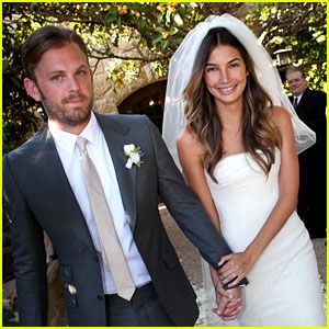 Lily Aldridge (Victoria's Secret) and Caleb Followill (Kings of Leon) Famous Wedding Dress Designers, Vintage Wedding Suits, Wedding Suits Men Grey, Vera Wang Wedding Gowns, Famous Wedding Dresses, Celebrity Bride, Vera Wang Wedding, Celebrity Wedding Dresses, Wedding Dresses Vera Wang