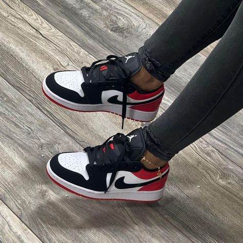 Red Nike Shoes, Nike Shoes Women Fashion, Pretty Sneakers, Trendy Shoes Sneakers, Nike Fashion Shoes, Preppy Shoes, Jordan Shoes Girls, Pretty Shoes Sneakers, Kicks Shoes