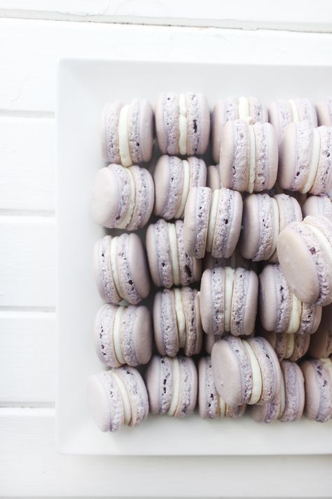 Honey Lavender Macarons by 27th and Olive - using the french style while incorporating new flavours It isn't as hard as you think! #honey #lavender #macarons #french macarons #buttercream Lavender Dessert, Lavender Macarons, Lavender Baby Showers, Blackberry Cake, Lavender Recipes, Honey Lavender, Apple Tea, Macaroon Recipes, Lavender Honey