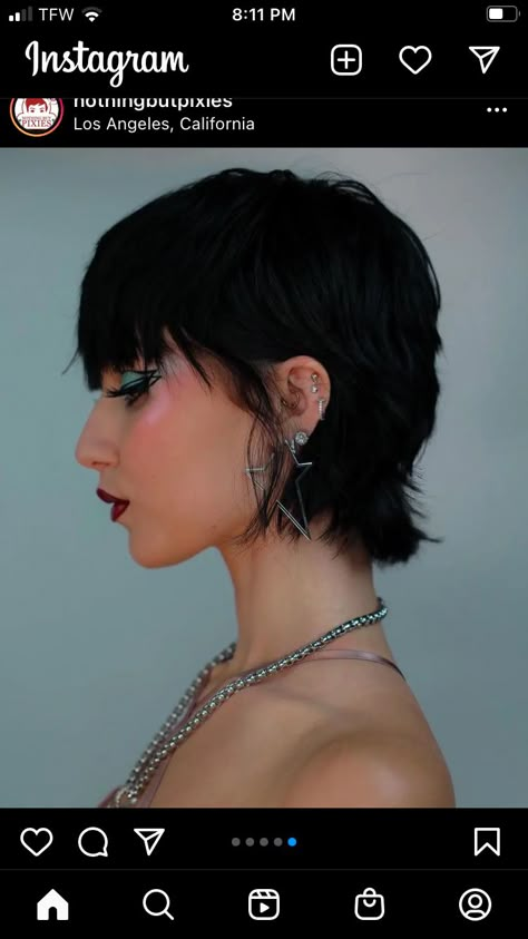 Mullet Hairstyle Women Black Hair, Lady Mullet Short, Bob Mullet Women, Mullet To Bob, Straight Pixie Mullet, Short Pixie Mullet Haircut For Women, Short Womens Mullets, Feminine Short Mullet, Pixie Haircut Mullet