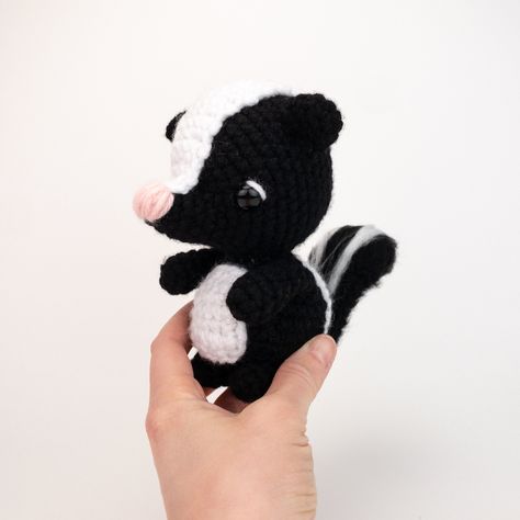 Skunk Crochet, Crochet Skunk, Animal Crochet, Video Tips, Scarf Yarn, Aran Weight Yarn, Crochet Shop, Crochet Quilt, Crochet Motifs