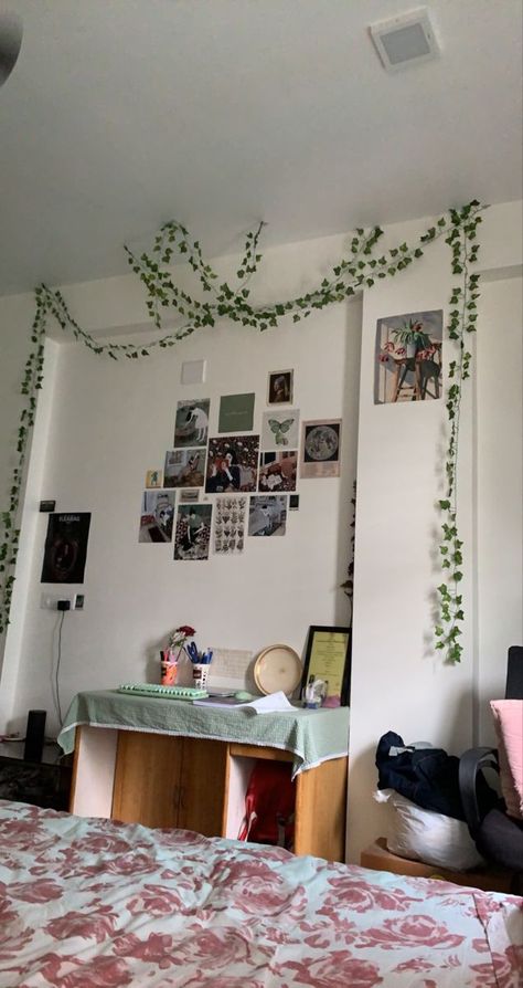 How to Decorate a Dining Room Ivy Leaves Room Decor, Plant Decoration Ideas, Decorate A Dining Room, Bathroom Plant, Good Bathroom, Best Bathroom Plants, Plant Interior, Wine Leaves, Posters Diy