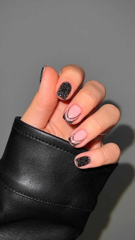 50 Cute Short Nail Designs to Inspire You Black Short Square Nails, Short Nails White, Cute Short Nail Designs, Nail Designs For Short Nails, Black Gel Nails, Designs For Short Nails, Cute Short Nails, Wedding Nails Glitter, Squoval Nails