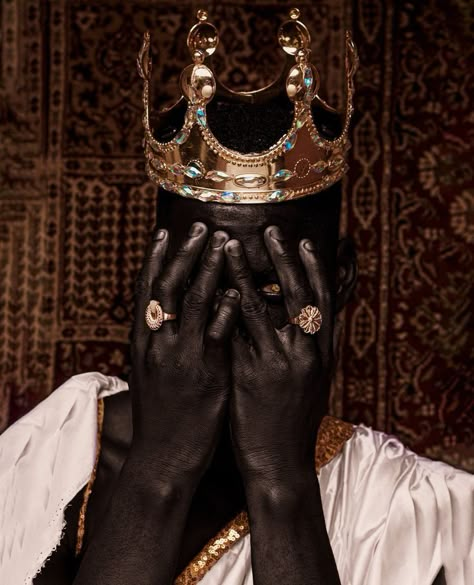 A young African king is standing with his hands on his face, looking thoughtful and serious. He's wearing fancy traditional clothes that show off his culture. The picture makes you wonder what's on his mind and tells an interesting story about him. African Fine Art, Black Culture Art, Modern Plates, Latest Interior Design, Black Photography, Black Art Painting, Afrocentric Art, Black African, Black Art Pictures