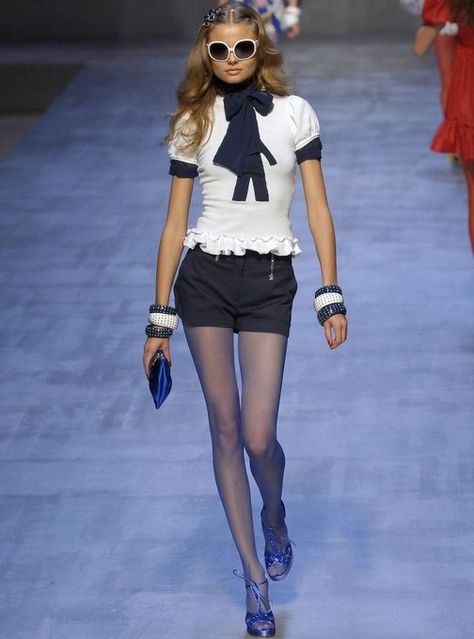 offduty ⭒ runway on X: "magdalena frąckowiak for blugirl spring/summer 2007 https://t.co/ZKBKUVUKkV" / X Miumiu Runway, Runway 2000s, Grey Coquette, Trashion Fashion, Mode Gossip Girl, 2007 Runway, Magdalena Frackowiak, High Fashion Runway, 90s Runway Fashion