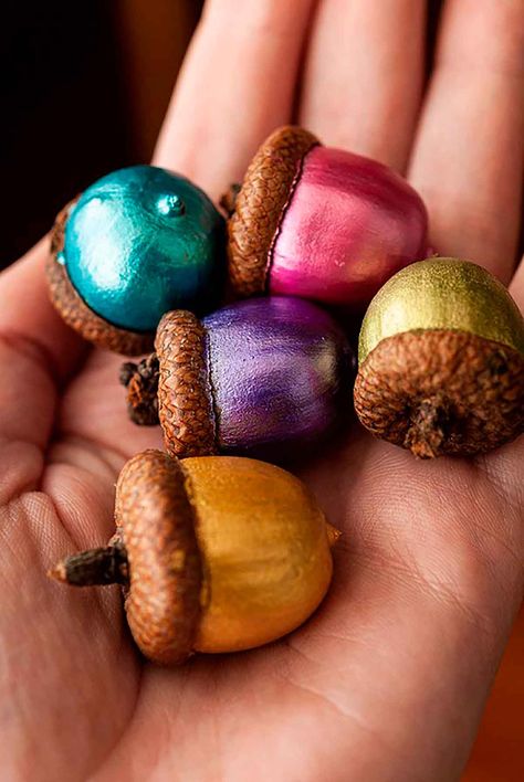 These homemade, metallic-painted acorn Christmas ornaments are so bright and pretty! They're such a fun DIY craft project for the whole family, and so simple too! All you need are a few big acorns, a paintbrush, string, a hot glue gun and some pretty metallic paints! Acorn Christmas Ornaments, Christmas Tree Ornaments To Make, Natural Christmas Ornaments, Acorn Painting, Natural Christmas Tree, Acorn Decorations, Natural Ornaments, Fun Diy Craft Projects, Acorn Ornaments