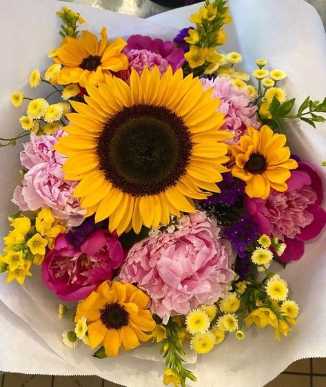 Sun Flower Bouquet Simple, Sunflower Bouquet Aesthetic, Pike Place Market Flowers, Pink And Yellow Bouquet, Sunflowers Photography, Flowers Sunflowers, Market Flowers, Luxury Flower Bouquets, Yellow Bouquets