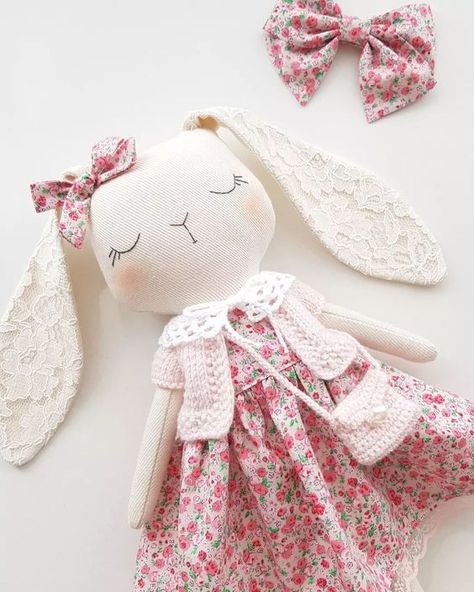 Dolls Handmade Diy, Bunny Soft Toy, Homemade Dolls, Sewing Stuffed Animals, Heirloom Doll, Fabric Toys, Doll Sewing Patterns, Bunny Doll, Sewing Toys