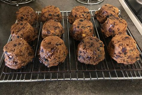 Steamed Christmas Pudding, Australian Christmas Desserts, Plum Pudding Recipe, Amazing Christmas Desserts, Mini Christmas Puddings, Fruit Cake Recipe Christmas, Mini Christmas Cakes, Xmas Pudding, Christmas Pudding Recipes