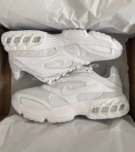 Nike Zoom Air Fire, Nike Zoom Air, Photographie Indie, White Nike Shoes, Trendy Shoes Sneakers, Air Fire, Shoe Inspo, Fresh Feeling, Aesthetic Shoes