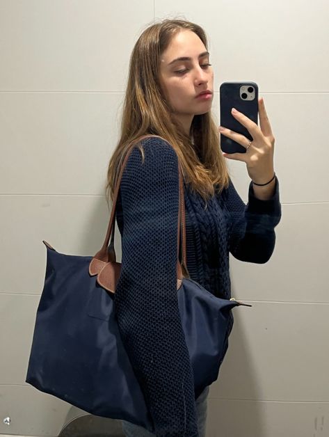 Longchamp Navy Outfit, Navy Blue Longchamp Bag Outfit, Navy Longchamp Bag, Le Pilage Tote Aesthetic, Longchamp Bag Outfit Aesthetic, Navy Blue Longchamp, Longchamp Navy Blue, Blue Longchamp Bag Outfit, Navy Longchamp