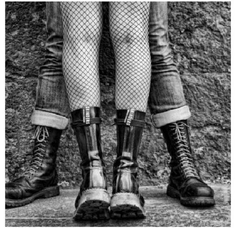 punk rock love (: Chicas Punk Rock, Chica Punk, Punk Love, Doc Martens Outfit, Punk Rocker, Bohol, New Rock, Estilo Punk, Punk Goth