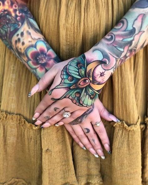 Traditional Hand Tattoo, Neotraditional Tattoo, Traditional Style Tattoo, 4 Tattoo, Inspiration Tattoos, Hand Tattoos For Women, Traditional Tattoo Design, Tattoo Cover, Traditional Tattoo Flash