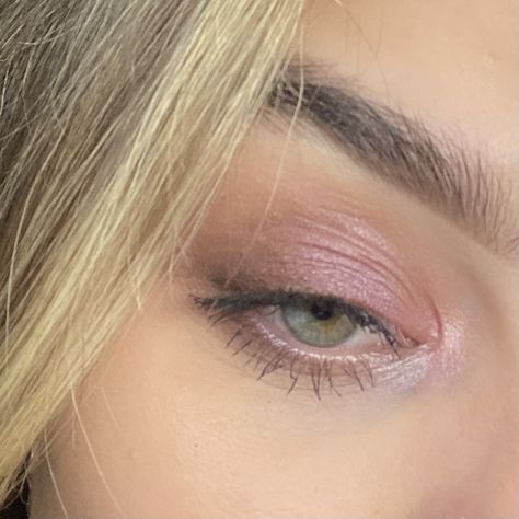 Pink Eyeshadow For Green Eyes, Eyeshadow Green Eyes, Purple Eye Look, Light Pink Eyeshadow, Purple Eyeshadow Looks, Fairy Glitter, Eyeshadow Pink, Eyeshadow For Green Eyes, Purple Eyeshadow