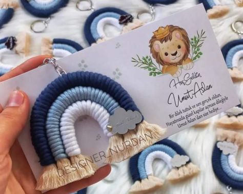 Newborn Baby Shower Gift, Personalized Special Day souvenir, Wedding Bridasmaid Gift, Macrame Rainbow Keychain,Gift for baby,Gift for Custom by MACRAMEFAVORSSHOP on Etsy Recuerdo Baby Shower Boy, Macrame Rainbow Keychain, Gift Macrame, Simpul Makrame, Souvenir Wedding, Macrame Baby, Baby Shower Souvenirs, Rainbow Macrame, Rainbow Keychain