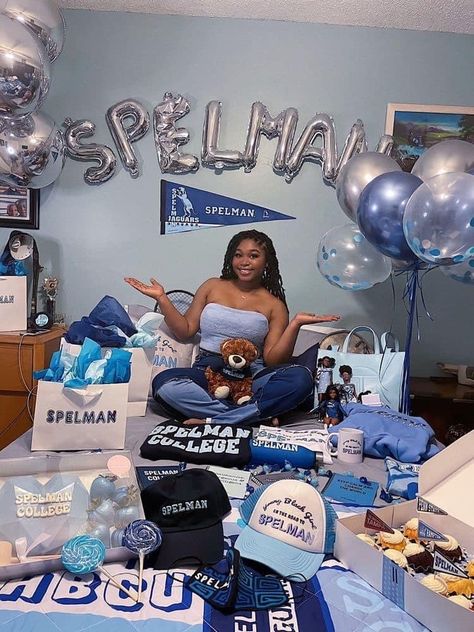 Spelman Decision Day, Commitment Day College Outfits, Senior Decision Day Outfit, Spelman College Photoshoot, Hbcu College Aesthetic, College Gear Outfits, Decision Day College Pictures, College Reveal Ideas, College Acceptance Pictures