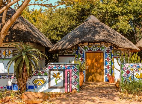 Ndebele house painting - In the 18th century the Ndzundza Ndebele people of… Ndebele Hut, African Building Architecture, Ndebele House Paintings, African Vernacular Architecture, African Huts, African Hut, African Village, House Paintings, Hut House