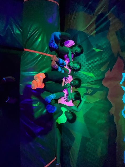 Trampoline park with friends Trampoline Park Aesthetic, Sky Zone Birthday Party, Selfie Showroom, Friend Lifestyle, Trampoline Park Party, Trampoline Park Birthday Party, Recreate Pictures, Nights Aesthetic, Camp Photos