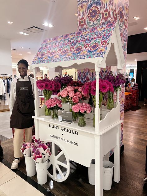 Small Flower Stand, Flower Shop Truck, Flower Stand Ideas, Flower Arrangements Spring, Flower Stall, Bloom Bar, Florist Studio, Paper Leaf, Flowers Peonies