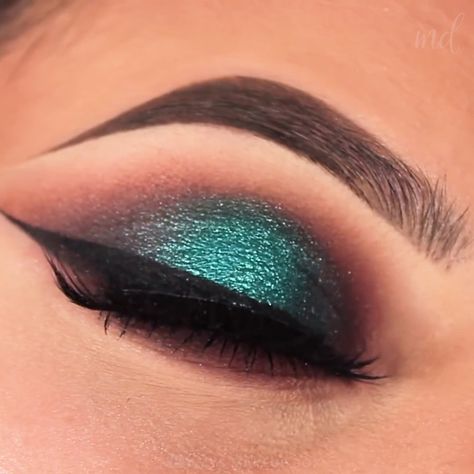 Teal Smokey Eye Makeup, Prom Makeup Teal Dress, Teal Dress Makeup Ideas, Eye Liner Tips, Teal Makeup Looks, Pink And Black Eye Makeup, Liner Hacks, Teal Dress For Wedding, Teal Eye Makeup