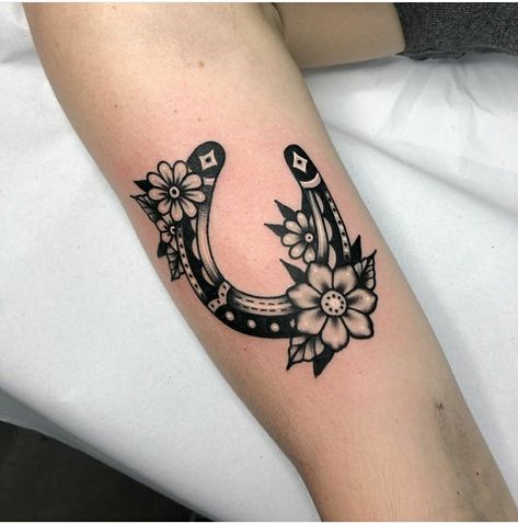 Western Tattoos Ideas, Horseshoe Tattoo, Tatuaje Cover Up, Horse Shoe Tattoo, Cowgirl Tattoos, Shoe Tattoos, Country Tattoos, Western Tattoos, Theme Tattoo