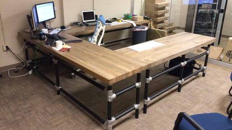 DIY Wrap Around Desk Frame How To Build A Desk, Industrial Pipe Desk, Butcher Block Desk, Deck Furniture Layout, Desk Stuff, Diy Butcher Block, Nashville House, Diy Computer Desk, Iron Desk