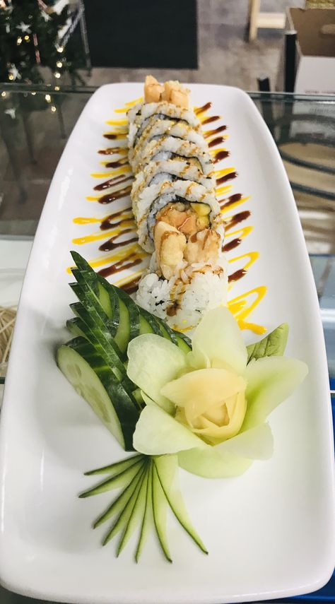 Sushi Plating, Sushi Menu, Food Tech, Vegan Sushi, Sushi Plate, Food Decoration, Food Plating, Japanese Food, Bon Appetit