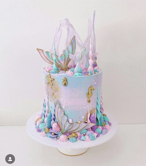 Mermaid Birthday Cake Ideas, Mermaid Cupcake Cake, Pink Cake Ideas, Barbie Themed Cake, Ocean Birthday Cakes, Mermaid Birthday Cake, 4de Verjaardag, Large Mermaid, Mermaid Birthday Party Decorations