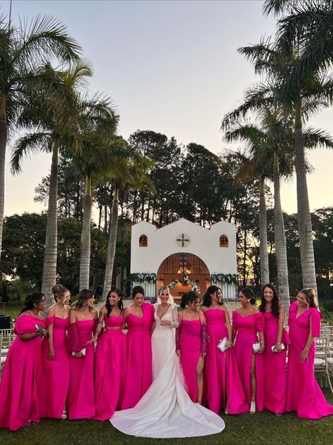 Vestidos para Convidadas de Casamento: O que Está na Moda Fuchsia Wedding Dress, Pink And White Wedding Dresses, Wedding Colors Hot Pink, Fusia Dress Bridesmaid, Bright Pink Bridesmaid Dress, Hot Pink Bridesmaids Dresses, Fuschia Pink Bridesmaid Dresses, Summer Wedding Bridesmaid Dresses Pink, Bridesmaids Pink Dresses