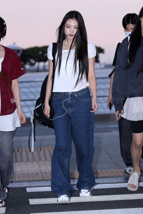 Off Duty Kpop Idol, K Pop Idol Casual Outfits, Haerin Casual Outfit, Hanni New Jeans Airport Fashion, Kpop Off Duty Outfit, K Idols Airport Fashion, Idol Off Duty Outfit, Hyein Airport Fashion, Haerin Airport Outfit