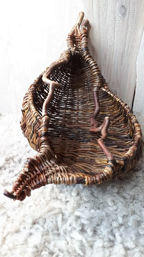 Basket Art, Willow Basket Weaving, Willow Baskets Weaving, Basket Weaving Plants, Small Willow Weaving Projects, Wisteria Basket Weaving, Basket Weaving Foraging, Contemporary Baskets, Folded Fabric Ornaments