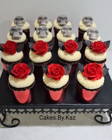 Red Rose Cupcakes, Roses Cupcakes, Skull Birthday, Rose And Skull, 50 Party, Red Sugar, Skull And Roses, 10th Birthday Party, Sugar Rose