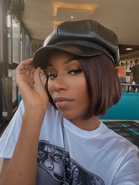 Short Hair With Beret, Baker Boy Hat Outfit Black Women, Newsboy Hat Outfit Aesthetic, Leather Cap Outfit, Newsboy Hat Outfit Women, Barret Hat Outfit, Beret Cap Outfit, Conductor Hat Outfit, Cabbie Hat Outfit