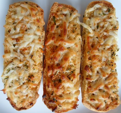 Leftover Hot Dog Buns, Leftover Bread Recipes, Hot Dog Buns Recipe, Cheesy Food, Cheesy Garlic Bread Recipe, Garlic Bread Pizza, Instant Pot Slow Cooker, Pig In Mud, Cheesy Breadsticks