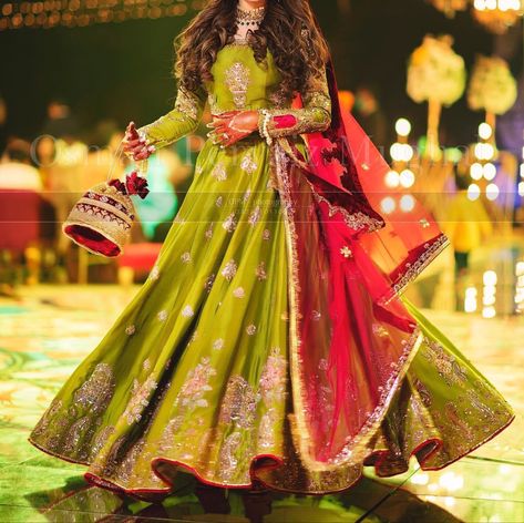 Mayo Dress Design, Mayo Dress, Designer Mehndi, Mehandi Dress, Pakistani Mehndi Dress, Dress Design Ideas, Mehndi Bride, Designer Dresses Elegant, Bridal Mehndi Dresses