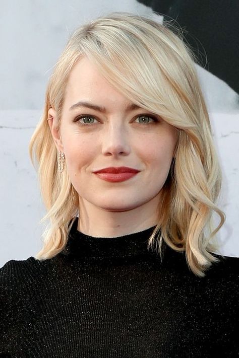 These styles perfectly complement circular face shapes. Best Hairstyles For Round Face, Emma Stone Blonde, Hairstyles For Round Face, Emma Stone Hair, The Best Haircut, Light Ash Blonde, Ash Blonde Hair, Haircut Inspiration, Round Face Shape