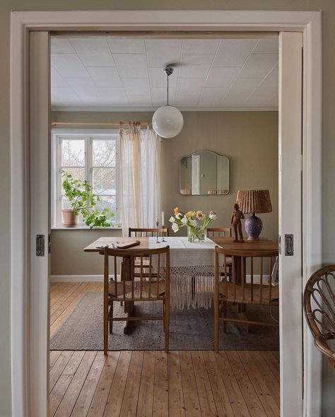 Swedish Dining Table, Swedish Dining Room, Minimalist Cottage, Swedish Home, Shaker Table, A Quiet Life, Swedish Style, Swedish House, Quiet Life