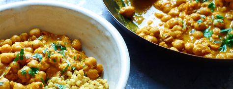 The Sirtfood Diet Easy Chickpea Curry Recipe = the perfect midweek maintenance meal. Easy Chickpea Curry, Sirtfood Diet, Vegan Chickpea Curry, Chickpea Curry Recipe, Chickpea Coconut Curry, Fried Halloumi, Spinach Curry, Chickpea Curry, Low Carb Chicken