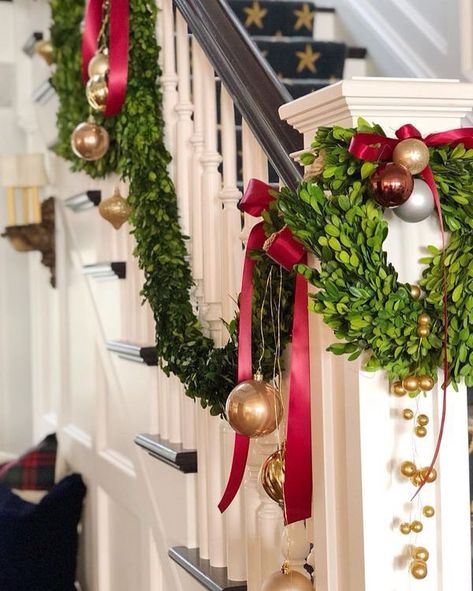 Boxwood Garland, Christmas Stairs, Christmas Staircase, Gold Christmas Decorations, Christmas Interiors, Christmas Tablescapes, Merry Little Christmas, Christmas Love, Gold Christmas