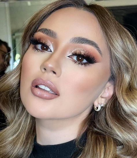 Neutral Look Makeup, Baby Shower Glam Makeup, Golden Dress Makeup Look, Winter Bridesmaid Makeup, Fall Bridesmaid Makeup Brown Eyes, Round Face Bridal Makeup, Makeup With Gold Glitter, Golden Makeup Look Glam, Makeup Nude Eyes