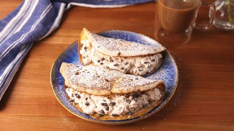 These Cannoli Pancakes Are Not For The Faint Of HeartDelish Cannoli Pancakes, Dessert For Breakfast, Tasty Videos, Makanan Diet, Cooking Recipe, Cannoli, Breakfast For Dinner, Breakfast Food, Pavlova