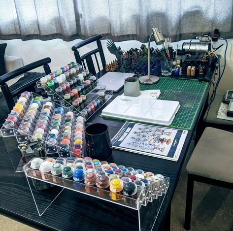 Miniature Painting Setup, Warhammer 40k Storage Ideas, Warhammer Setup, Warhammer Painting Station, Miniature Painting Station, Gunpla Workstation, Wargaming Room, Workshop Desk, Painting Hobby