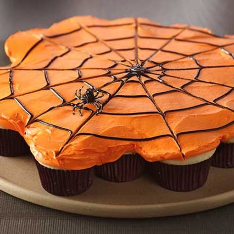 Make a special Halloween treat that’s as fun to decorate as it is to pull apart and eat! It’s just as simple as making regular cupcakes: just arrange them on your serving tray and frost them all together. Let the kids add spider gummies or plastic spiders to complete the look. Halloween Cupcake Cake Pull Apart, Holiday Confections, Spiderweb Cupcakes, Postres Halloween, Dessert Halloween, Pull Apart Cake, Halloween Punch, Halloween Foods, Halloween Fruit