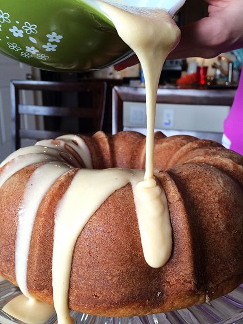 Tea Bundt Cake, Chai Bundt Cake, Bundt Cake Glaze, Different Teas, Vanilla Chai Tea, Pound Cake Recipes Easy, Vanilla Tea, Glaze For Cake, Bundt Cake Recipe