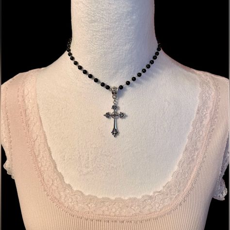 Grunge Handmade Jewelry, Grunge Cross Necklace, Vintage Jewelry Necklaces, Dark Beaded Jewelry, Silver Gothic Jewelry, Black Gothic Choker, Whimsy Goth Jewelry, Aesthetic Necklace Diy, Cross Necklace Grunge