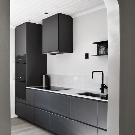 IKEA_kitchen on Instagram: “Voxtorp #ikeahome #ikea #kitchendesign #kitcheninspiration #kitchen #kitchens #designer #design #sweden #sverige #sverige🇸🇪 #homemade #home” Black Ikea Kitchen, Grey Ikea Kitchen, Modern Dark Kitchen, Ikea Kitchen Inspiration, Homemade Home, Small Modern Kitchens, Kitchen Ikea, Grey Kitchen Designs, Ikea Kitchen Design