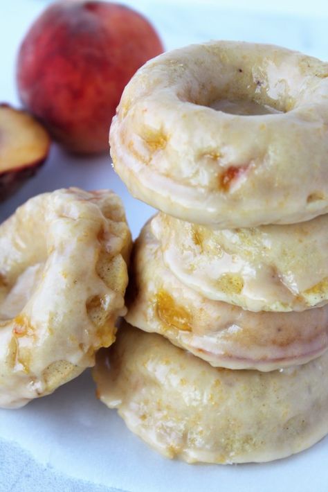 Donut Peach, Peach Glaze, Donut Pan, Donut Cake, Fruity Treats, Homemade Donuts Recipe, Baked Donut Recipes, Baked Peach, Peach Desserts