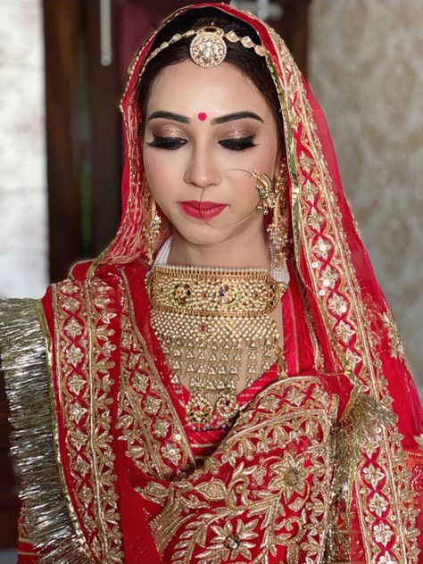 Rajput Bride, Shaadi Outfits, Bridal Buns, Rajasthani Poshak, Simple Bridal Makeup, Rajasthani Jewellery, Curvy Girl Outfits Summer, Rajasthani Bride, Bridal Pose